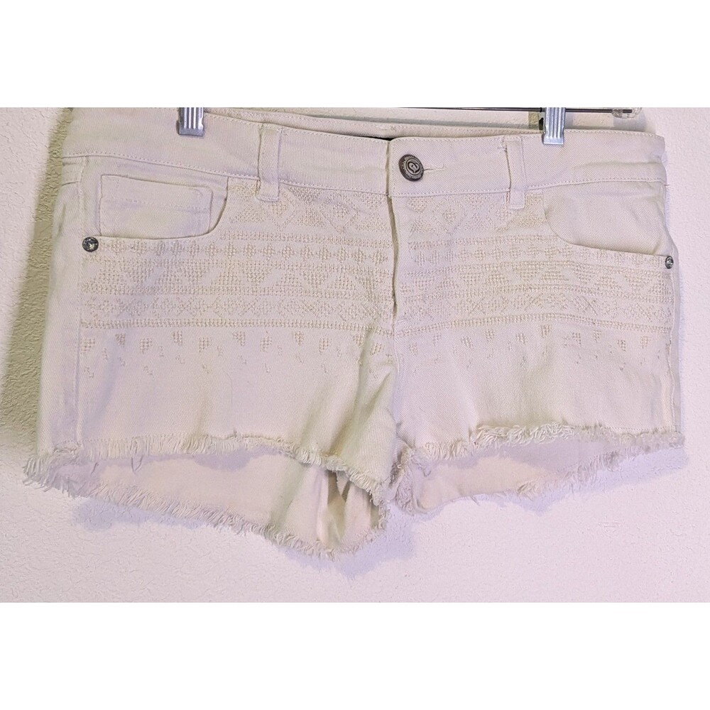 Shyanne Women Size 32  Frayed Embroidered White Denim Jean Shorts (545)